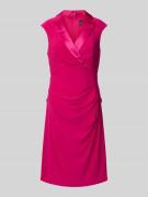 Adrianna Papell Knielanges Cocktailkleid mit Reverskragen in Pink, Grö...