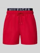 Tommy Hilfiger Regular Fit Badeshorts mit Label-Bund in Rot, Größe L