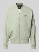 Tommy Jeans Regular Fit Bomberjacke mit geripptem Stehkragen in Schilf...