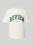 REVIEW T-Shirt mit Label-Print in Offwhite, Größe L