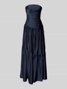 Luxuar Abendkleid mit Raffungen und Volantsaum in Dunkelblau, Größe 44