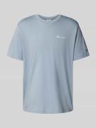 CHAMPION T-Shirt mit Logo-Stitchings und Rundhalsausschnitt in Rauchbl...