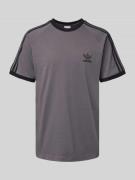 adidas Originals T-Shirt mit Rundhalsausschnitt und Label-Stitching in...