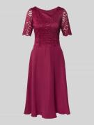 Vera Mont Knielanges Cocktailkleid mit Spitze in Bordeaux, Größe 44
