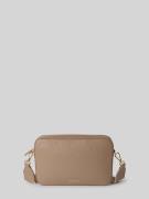 Coccinelle Crossbody Bag mit Label-Detail Modell 'TEBE' in Taupe, Größ...