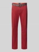MCNEAL Slim Fit Chino mit Gürtel in Rot, Größe 102