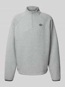 adidas Originals Sweatshirt mit Label-Stitching und Stehkragen in Hell...
