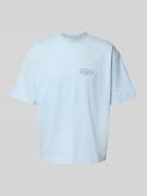 PROHIBITED T-Shirt mit Label-Stitching und Rundhalsausschnitt in Hellb...