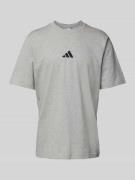 adidas Sportswear T-Shirt mit Label-Stitching in Hellgrau, Größe XL