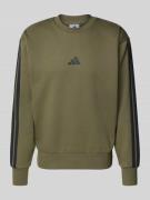 adidas Sportswear Sweatshirt mit Logo und Rundhalsausschnitt in Oliv, ...