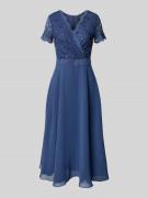 Swing Cocktailkleid mit Spitze und V-Ausschnitt in Blau, Größe 36