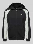 adidas Sportswear Sweatjacke mit Label-Stitching in Black, Größe M