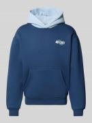 REVIEW Hoodie mit Logo und Känguru-Tasche in Dunkelblau, Größe L