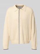 REVIEW Strickjacke mit Polokragen und Knopfleiste in Ecru, Größe L