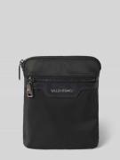 VALENTINO BAGS Crossbody Bag mit Label-Detail in Black, Größe 1