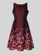 Adrianna Papell Knielanges Cocktailkleid mit V-Ausschnitt in Bordeaux,...