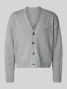 REVIEW Strickjacke mit V-Ausschnitt und Label-Stitching in Hellgrau Me...