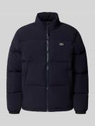 Lacoste Regular Fit Daunenjacke mit Stehkragen und integrierter Kapuze...