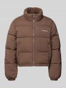 Guess Jeans Cropped Steppjacke mit Stehkragen in Beige, Größe L