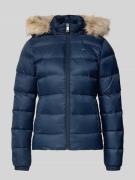 Tommy Jeans Shaped Fit Daunenjacke mit Logo-Stitching in Marine, Größe...