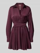 Guess Minikleid mit V-Ausschnitt Modell 'CONCETTA FLARE DRESS' in Bord...