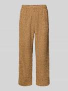 adidas Originals Jogpants aus Teddyfell mit Label-Stitching in Beige, ...