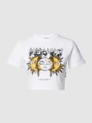 PEQUS Crop T-Shirt mit Motiv-Print Modell 'Face The Sun' in Weiss, Grö...
