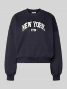Review Sweatshirt mit Label-Print und Rundhalsausschnitt in Dunkelblau...