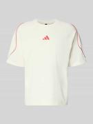 adidas Sportswear T-Shirt mit Label-Print in Offwhite, Größe L