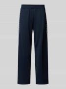 REVIEW Trainingshose mit Biese, aufgesetztem Band und Logo-Bestickung ...