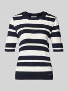 More & More Strickshirt mit Rundhalsausschnitt und Label-Detail in Mar...