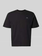 REVIEW Basic T-Shirt mit kleinem Logo-Patch auf der Brust in Black, Gr...