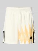adidas Sportswear Regular Fit Sweatshorts mit Strukturmuster in Offwhi...