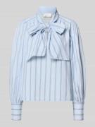 Neo Noir Schluppenbluse mit Streifenmuster Modell 'Jaz' in Hellblau, G...