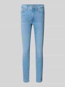 Calvin Klein Jeans Slim Fit Jeans mit Logo-Patch in Hellblau, Größe 26...