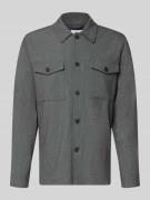 Lindbergh Relaxed Fit Hemdjacke mit Kentkragen und Brusttaschen in Mit...