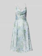 Luxuar Cocktailkleid mit Wasserfall-Ausschnitt in Hellgruen, Größe 32