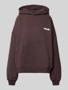 Karo Kauer Oversized Hoodie mit Label-Prints und Känguru-Tasche in Mit...