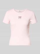 Only Slim Fit T-Shirt mit Herz-Stickerei Modell 'ELVA JUNE' in Hellros...
