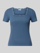 Jake*s Casual T-Shirt in Ripp-Optik mit Spitzenbesatz in Jeansblau, Gr...