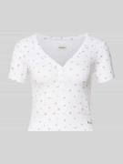 Guess Jeans Cropped T-Shirt mit V-Ausschnitt und Knopfleiste in Weiss,...