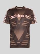 adidas Originals Regular Fit T-Shirt mit Label Schriftzug in Dunkelbra...