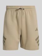 adidas Sportswear Regular Fit Shorts mit Logo Print in Oliv, Größe XL