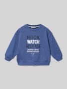 Mango Regular Fit Sweatshirt mit Statement-Print Modell 'Hook' in Blau...