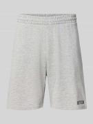 REVIEW Regular Fit Shorts mit Label-Stitching in Hellgrau Melange, Grö...
