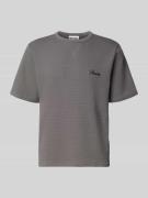 REVIEW T-Shirt mit Label-Stitching in Dunkelgrau, Größe L