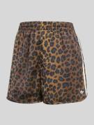 adidas Originals Loose Fit Shorts mit Logo Details in Beige, Größe M