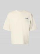 REVIEW T-Shirt mit Label-Detail in Ecru, Größe L