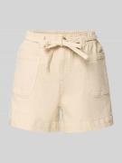 Jake*s Casual Shorts mit aufgesetzten Taschen und Bindegürtel in Beige...