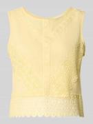 Apricot Regular Fit Top mit Lochstitching in Hellgelb, Größe L